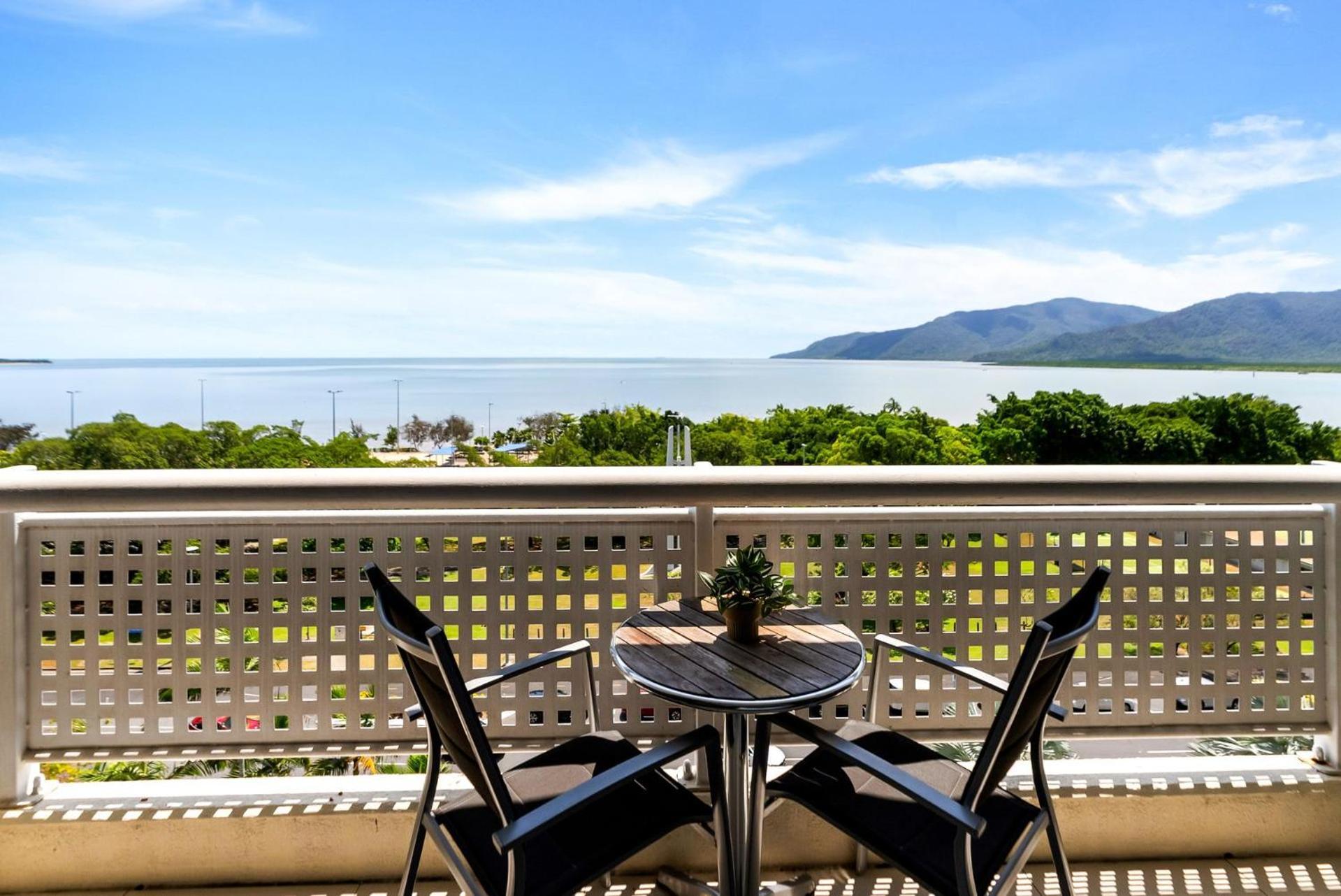 Belle Escapes Rydges Plaza Esplanade Luxury 2-bedroom Apartment