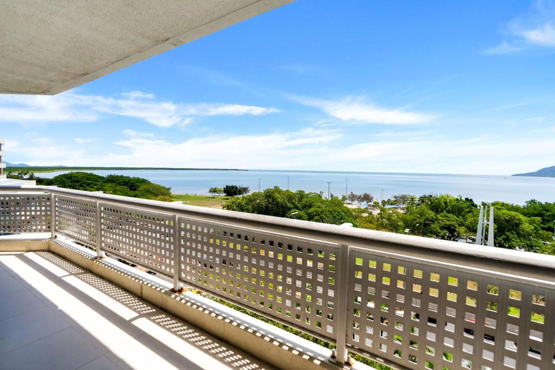 Belle Escapes Rydges Plaza Esplanade Luxury 2-bedroom Apartment *