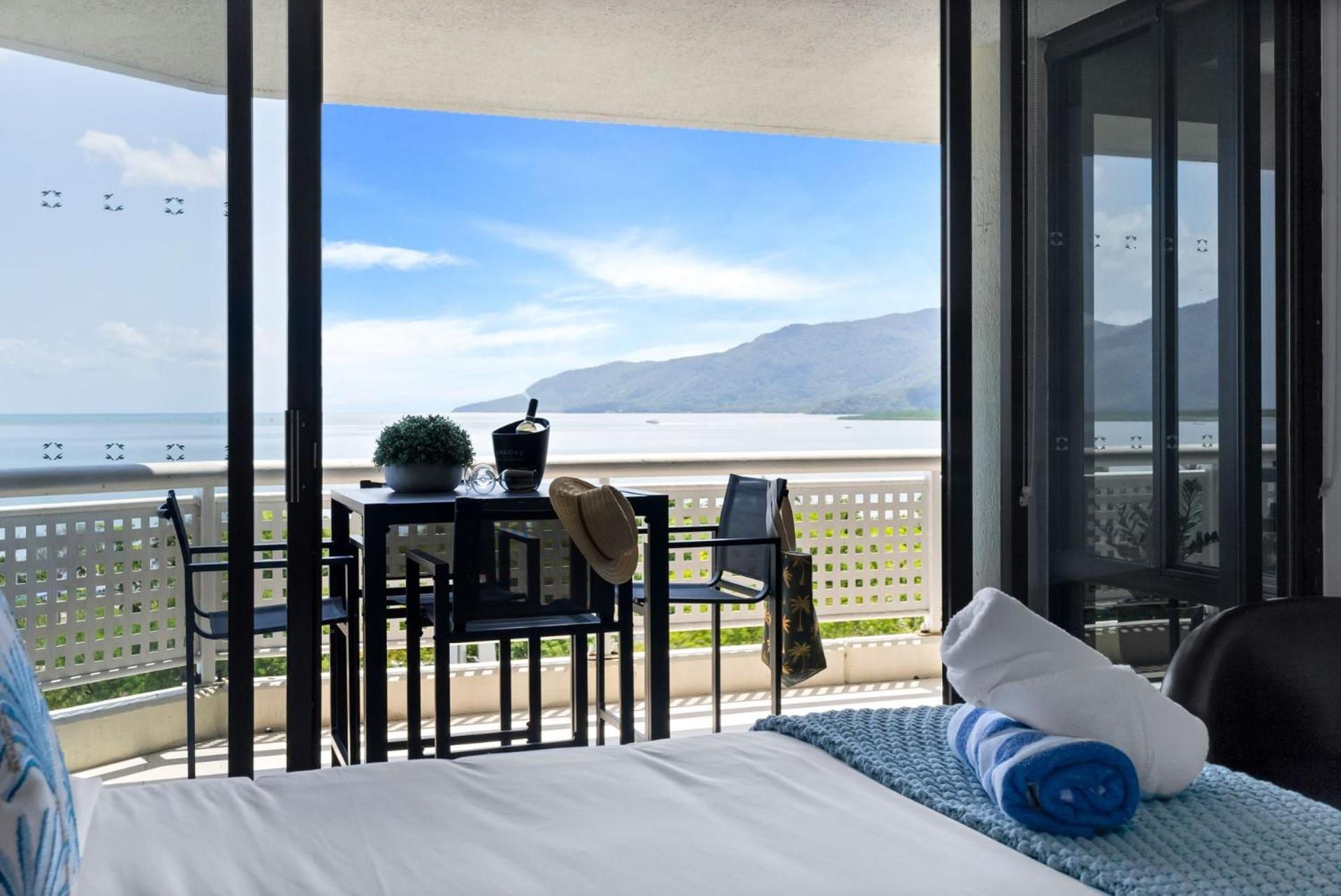 Belle Escapes Rydges Plaza Esplanade Luxury 2-bedroom Apartment *
