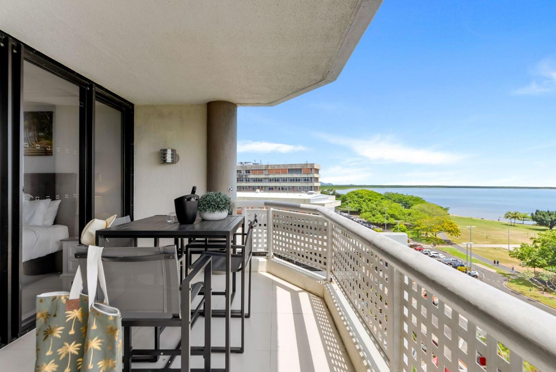 Belle Escapes Rydges Plaza Esplanade Luxury 2-bedroom Apartment Cairns