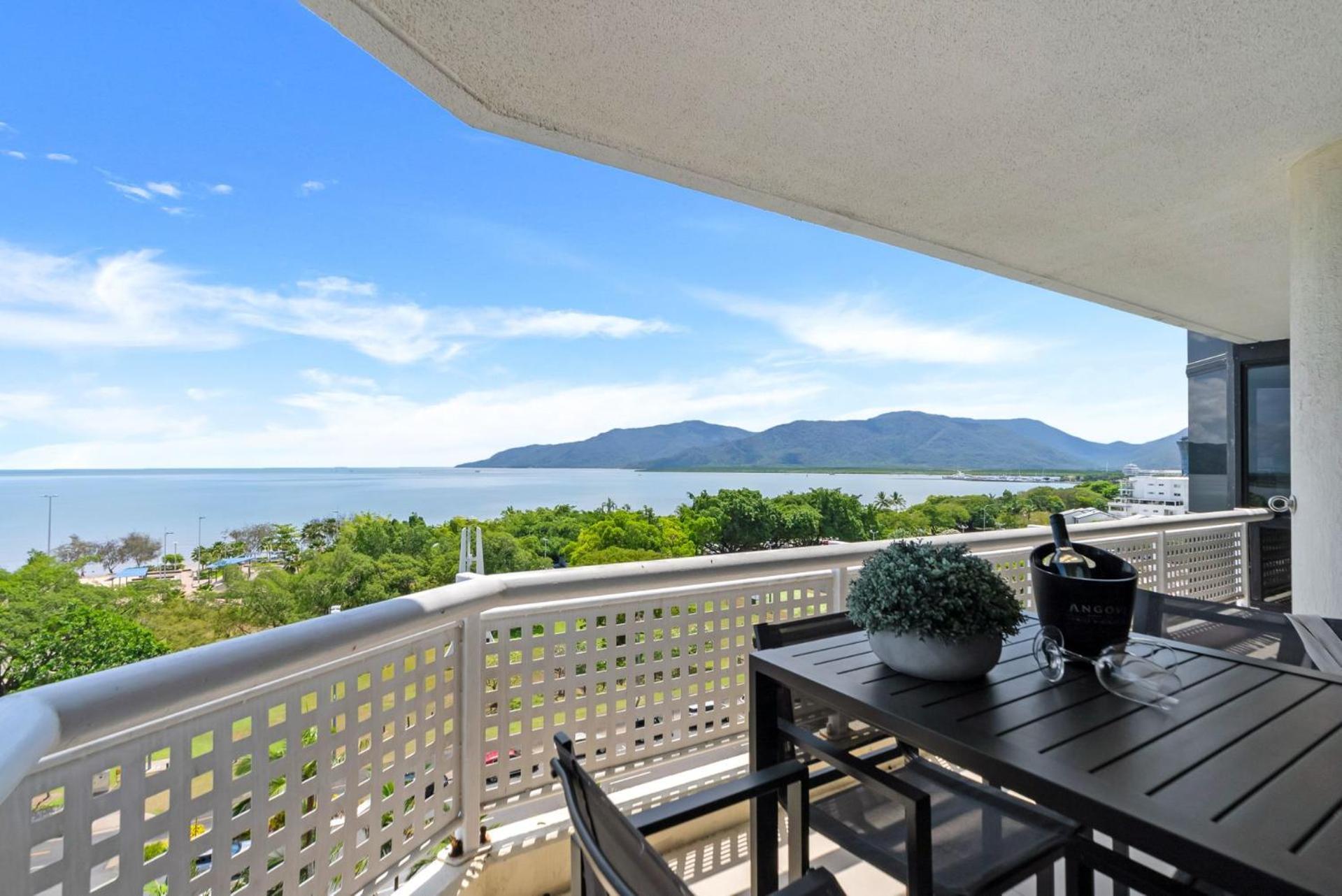 Belle Escapes Rydges Plaza Esplanade Luxury 2-bedroom