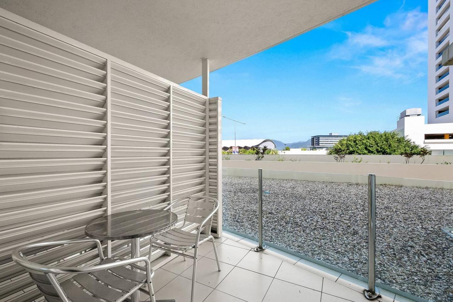 Modern Rooftop Pool Retreat In Centre Of Town Apartment *
