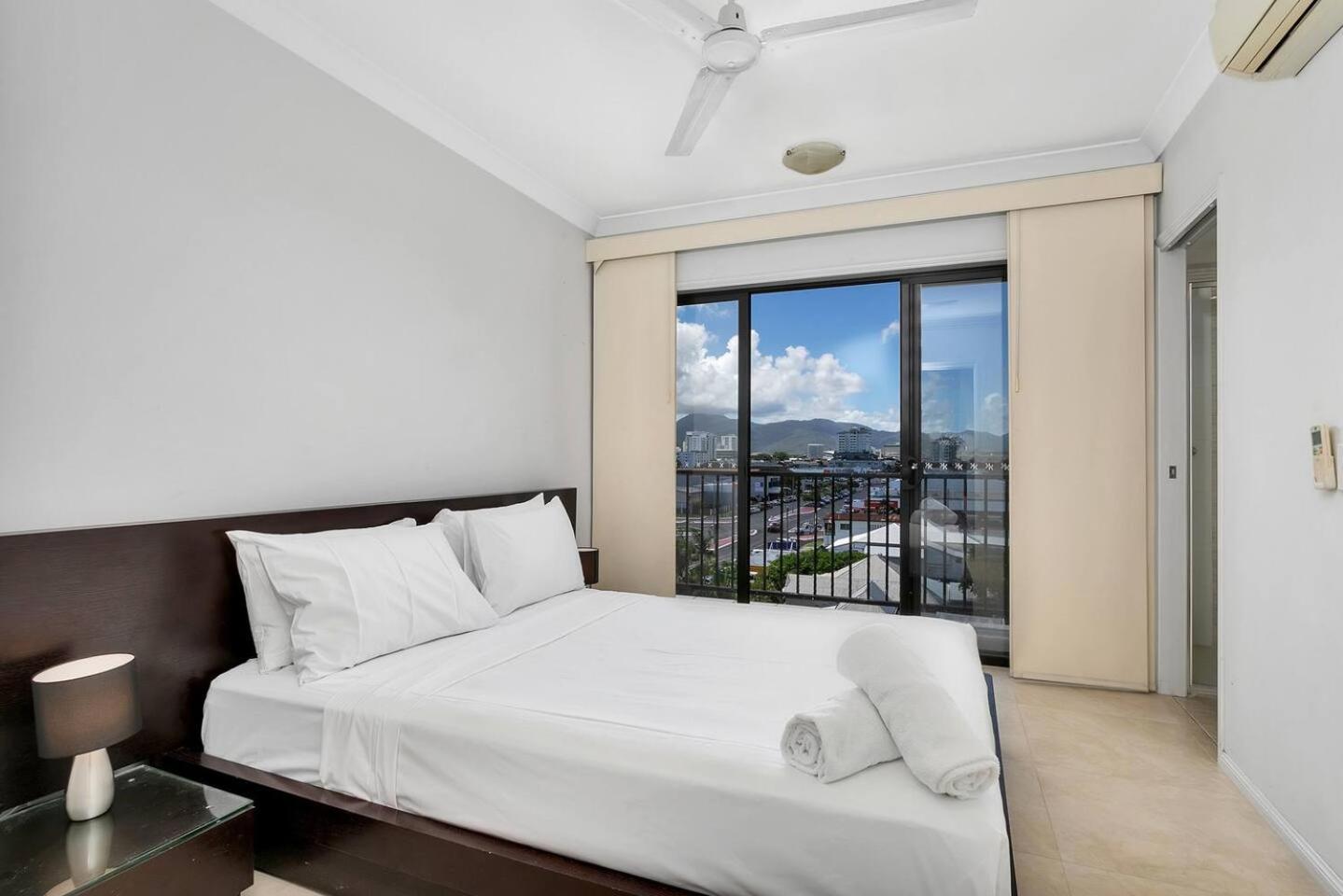 Poolside Panoramic Breeze With Soaring Views Apartment
