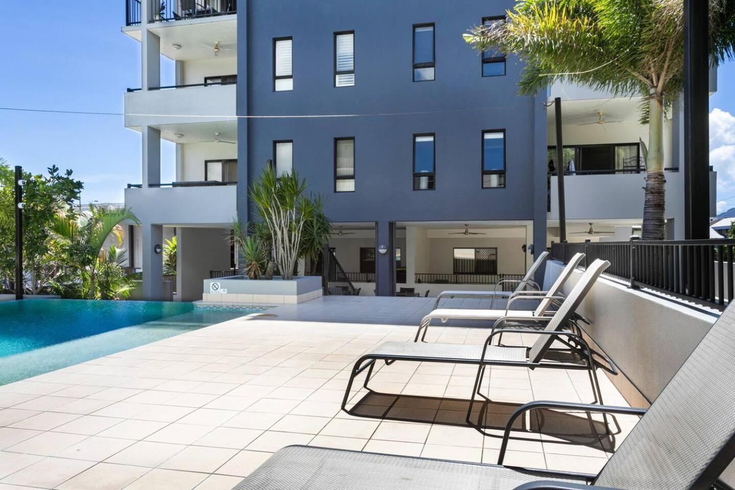 Apartment Poolside Panoramic Breeze With Soaring Views