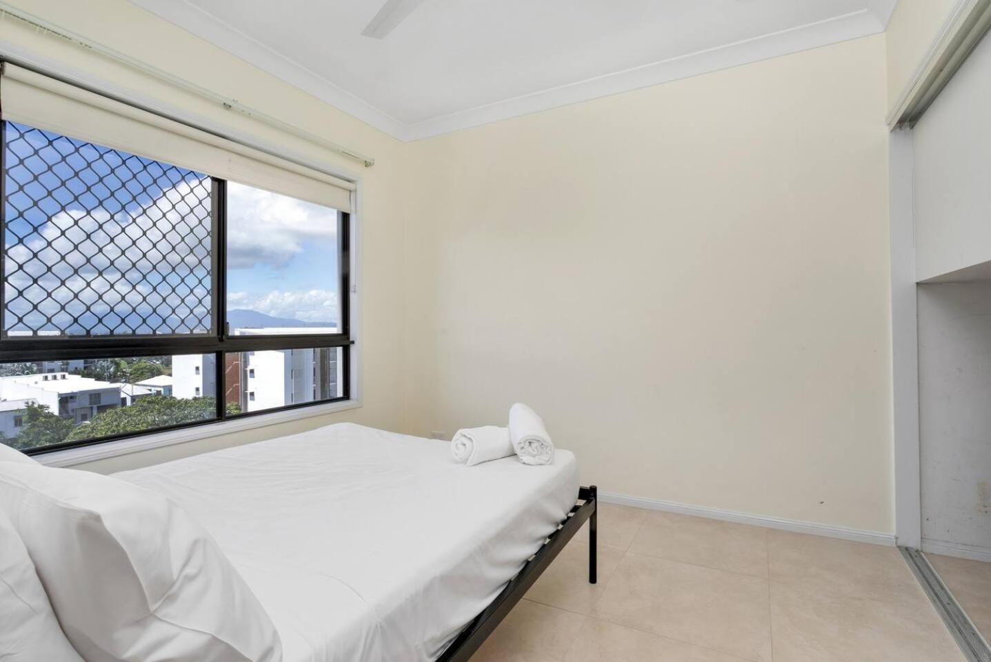 Apartment Poolside Panoramic Breeze With Soaring Views *