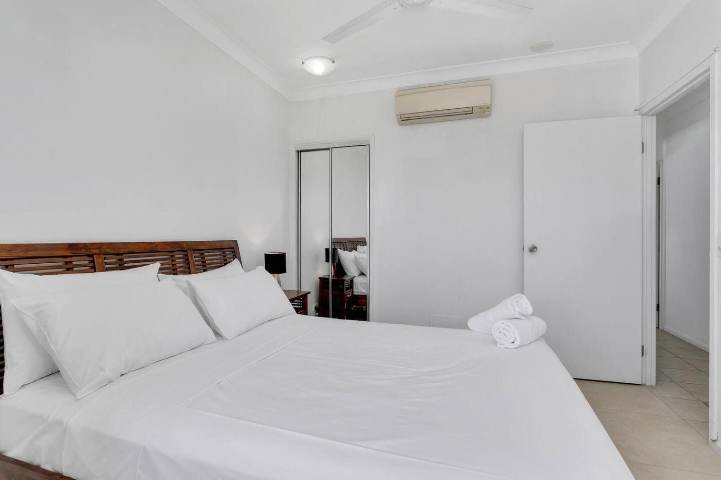 Apartment Poolside Panoramic Breeze With Soaring Views