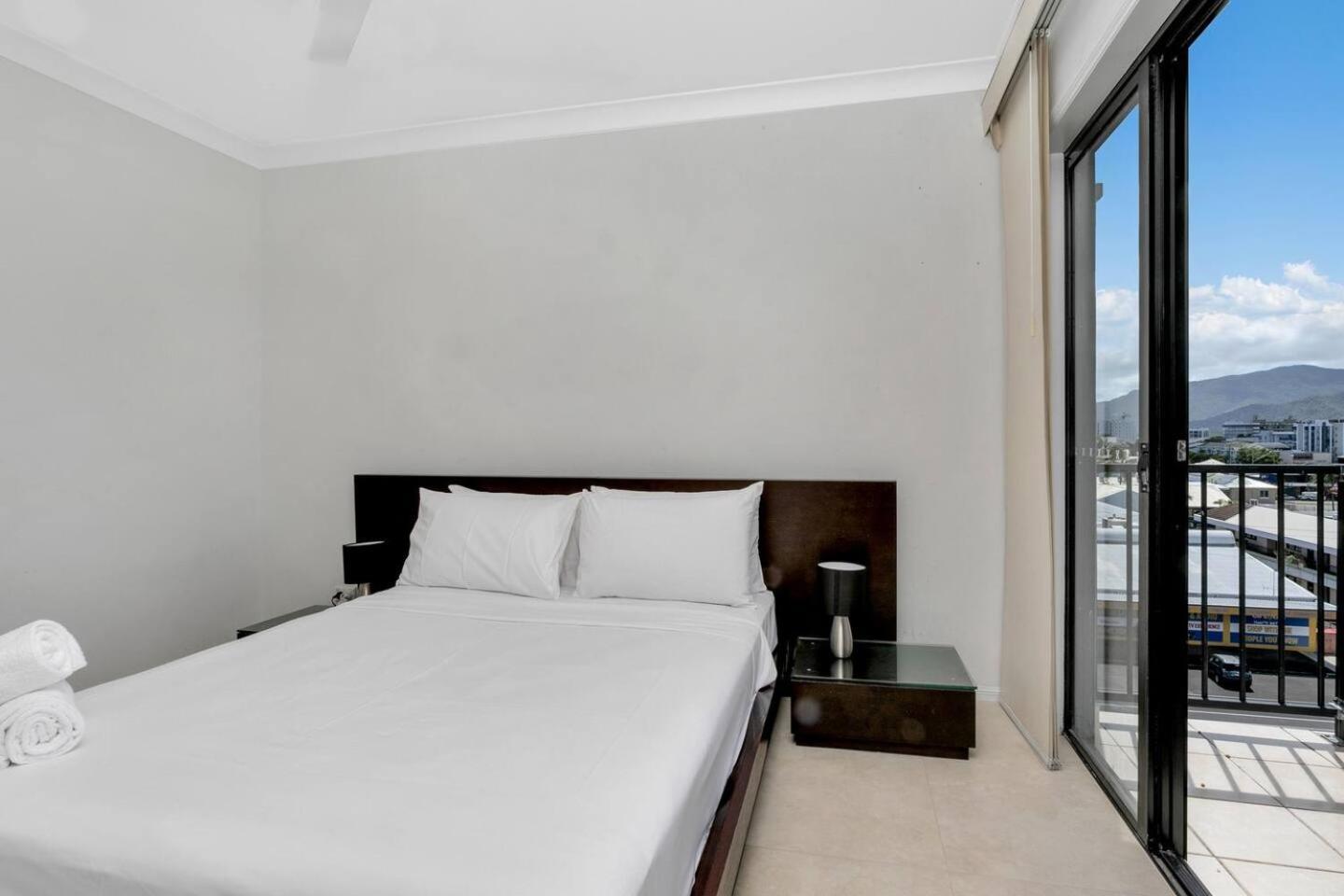 Apartment Poolside Panoramic Breeze With Soaring Views Cairns