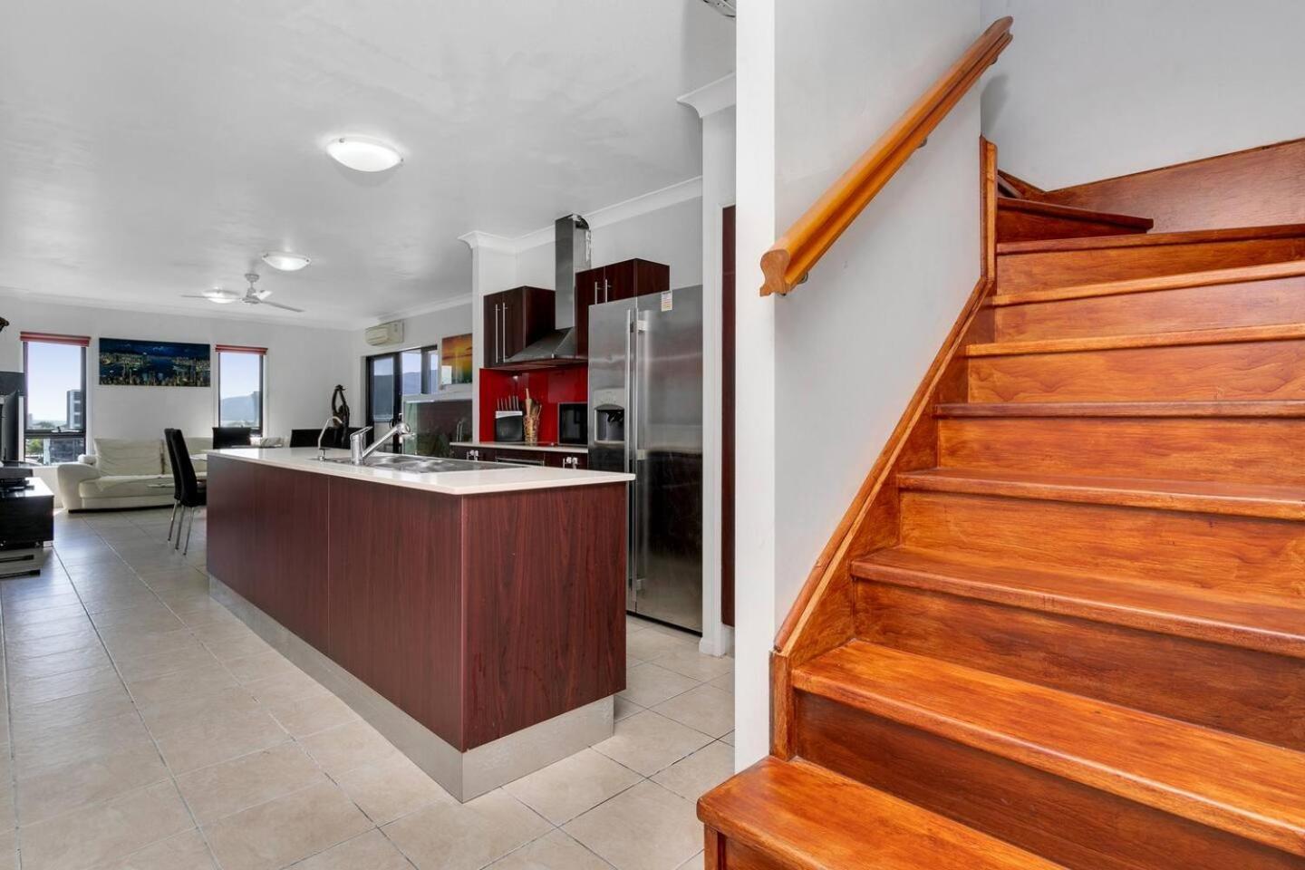 Poolside Panoramic Breeze With Soaring Views * Cairns