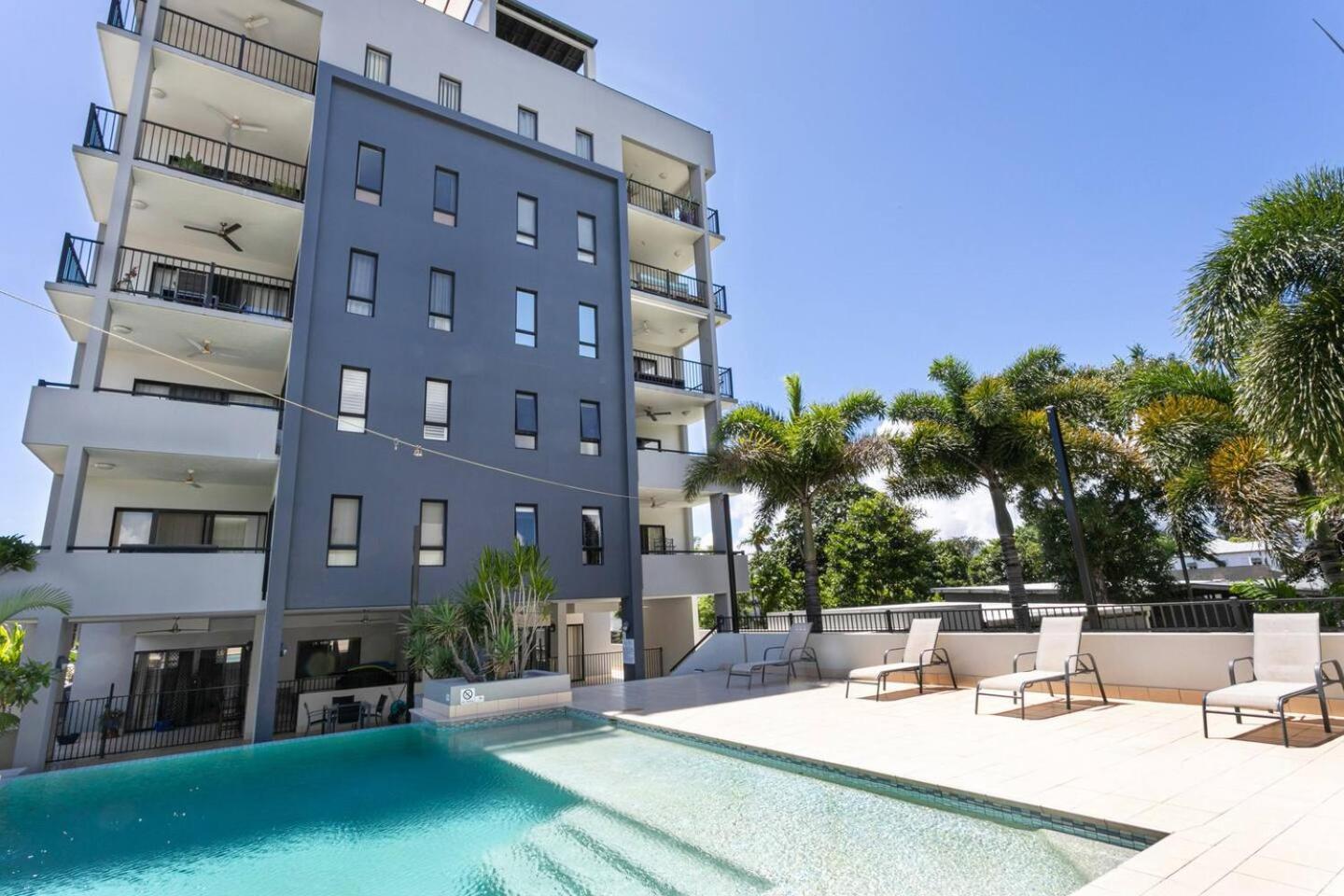 Apartment Poolside Panoramic Breeze With Soaring Views
