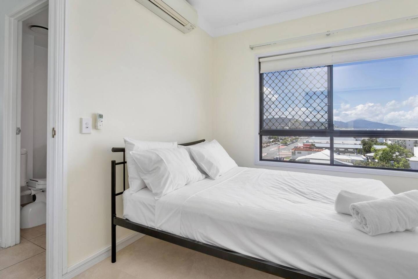 Poolside Panoramic Breeze With Soaring Views Apartment *