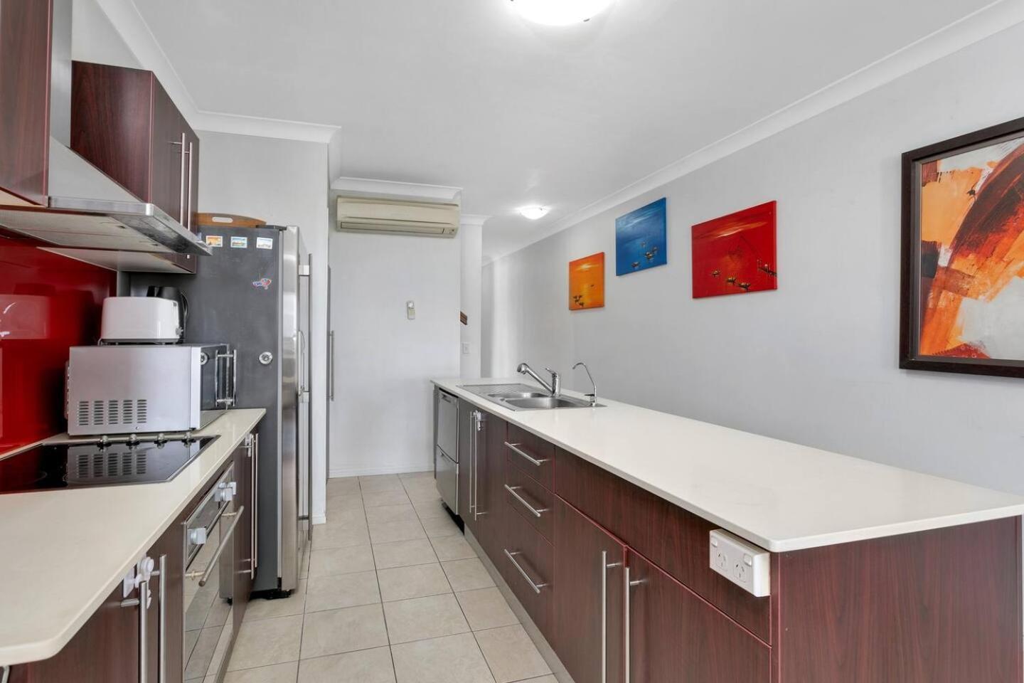 Poolside Panoramic Breeze With Soaring Views Apartment *