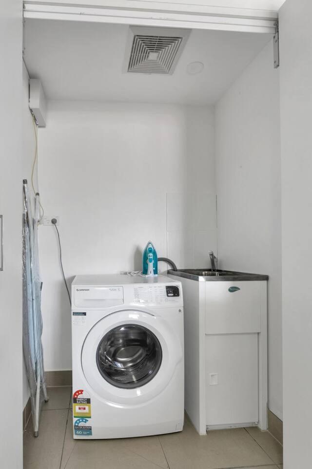 Easy Coastal Living In With Rooftop Pool Cairns