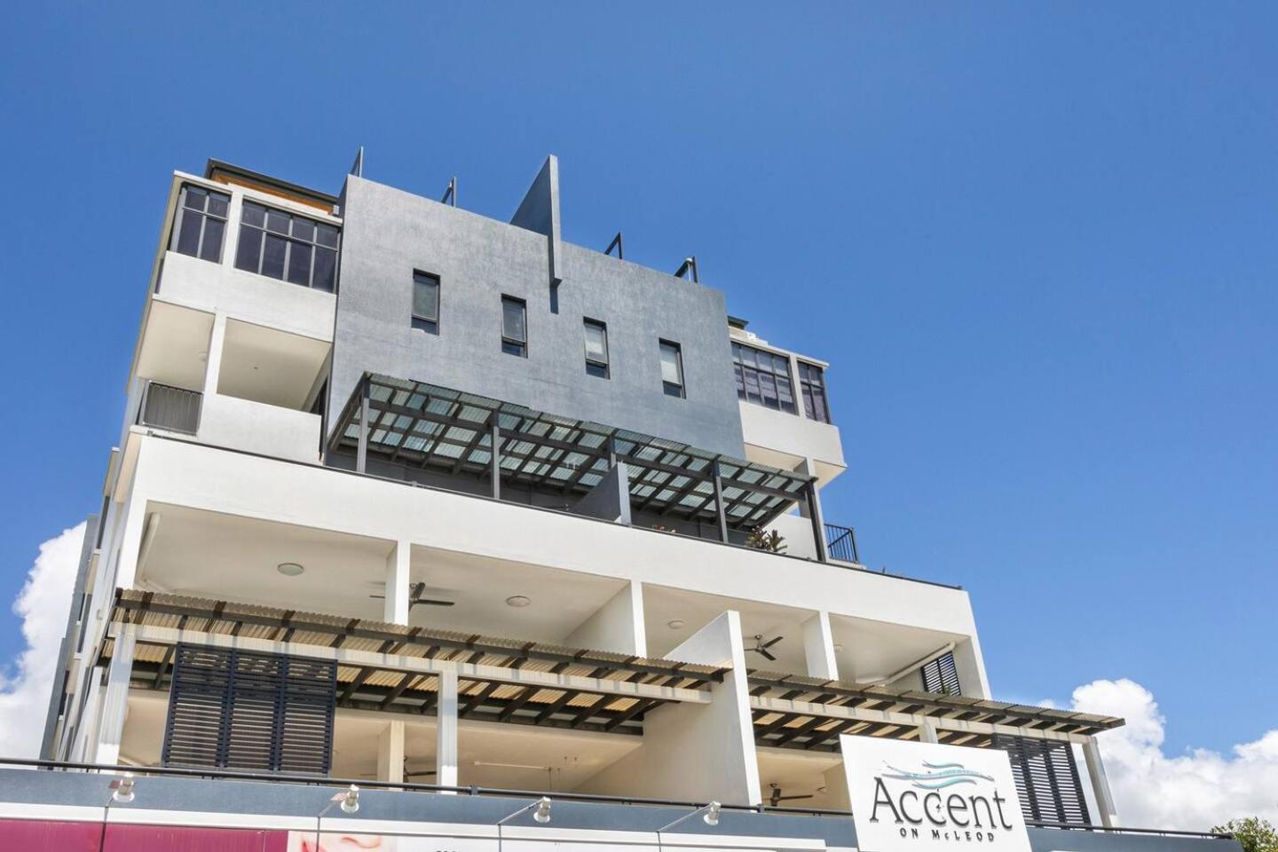 Poolside Panoramic Breeze With Soaring Views Apartment Cairns