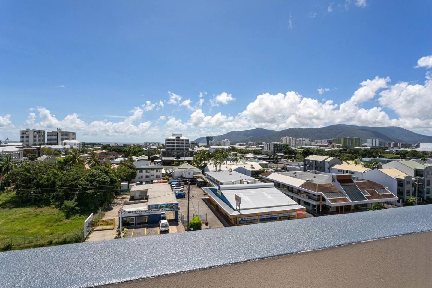 Poolside Panoramic Breeze With Soaring Views *