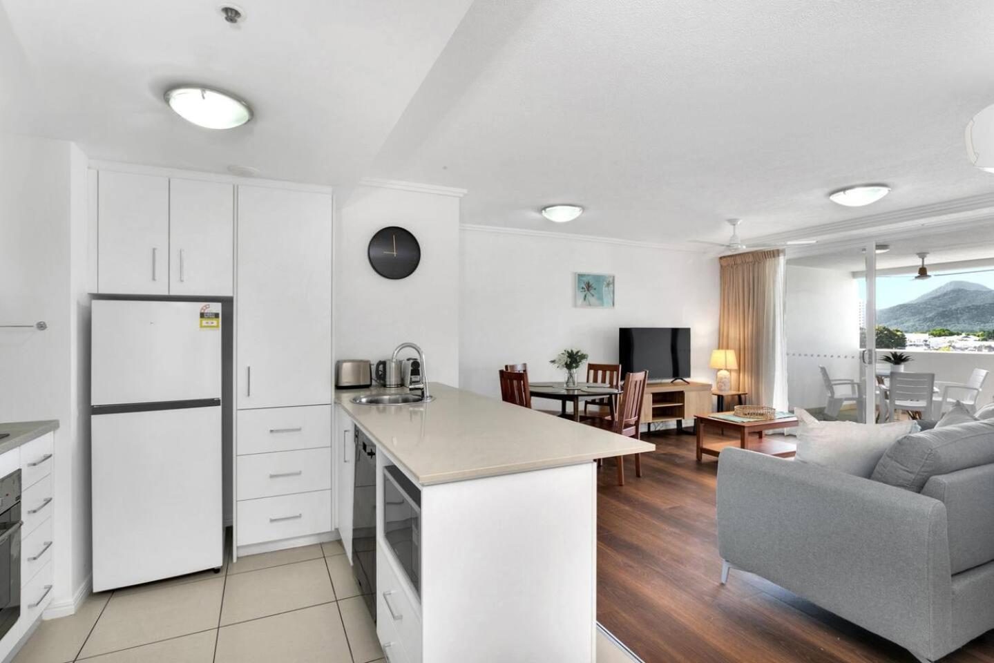 Easy Coastal Living In With Rooftop Pool Apartment *