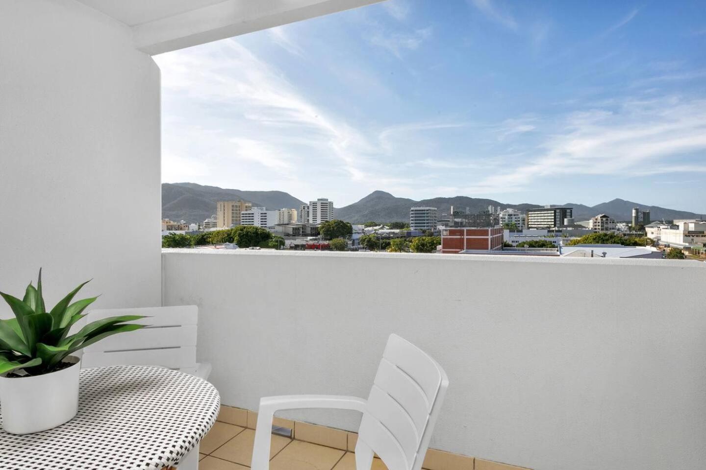 Apartment Easy Coastal Living In With Rooftop Pool Cairns