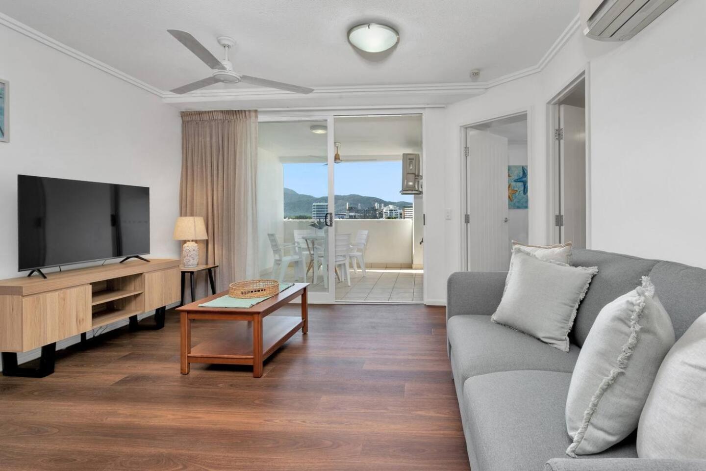 Easy Coastal Living In With Rooftop Pool * Cairns
