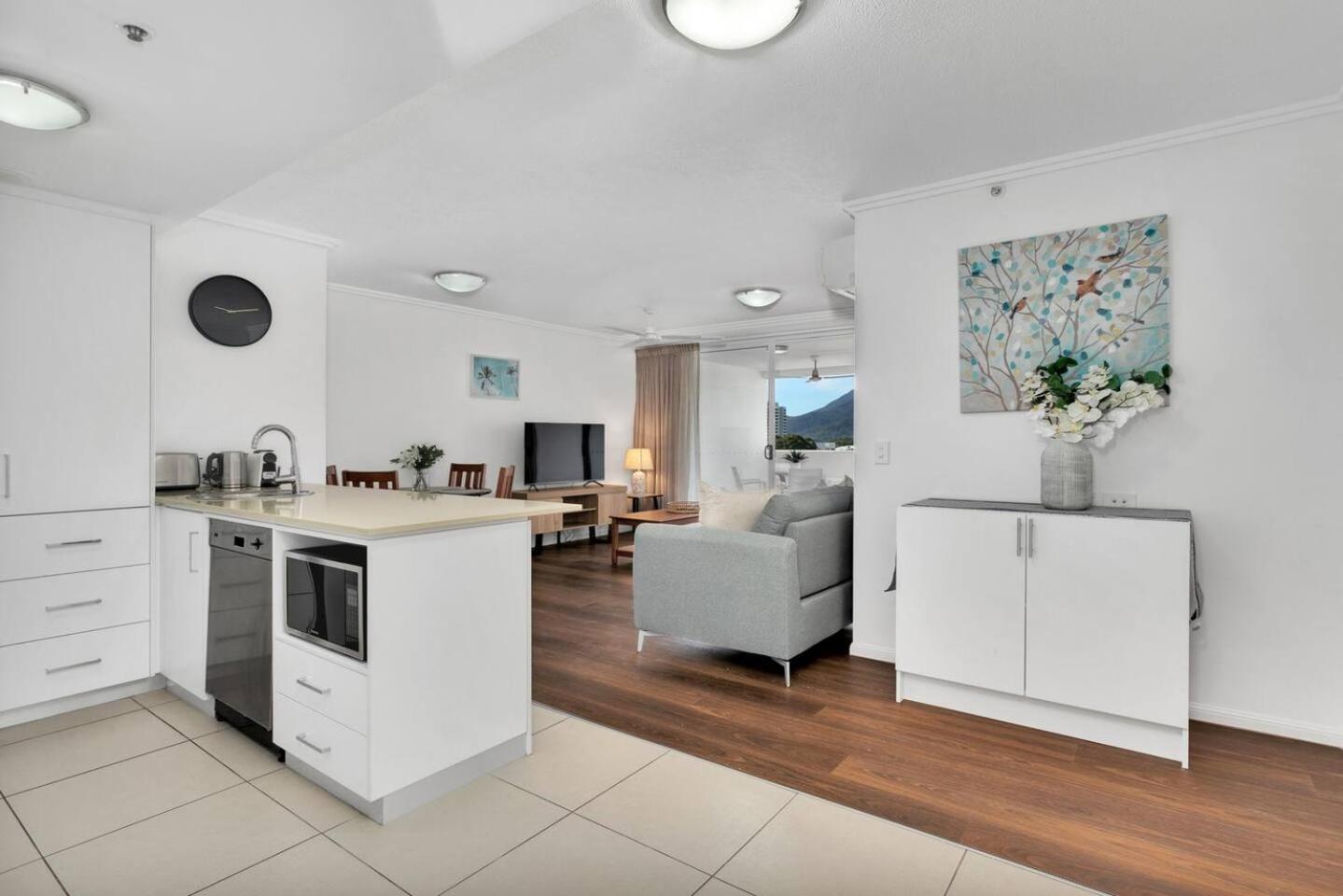 Apartment Easy Coastal Living In With Rooftop Pool Cairns