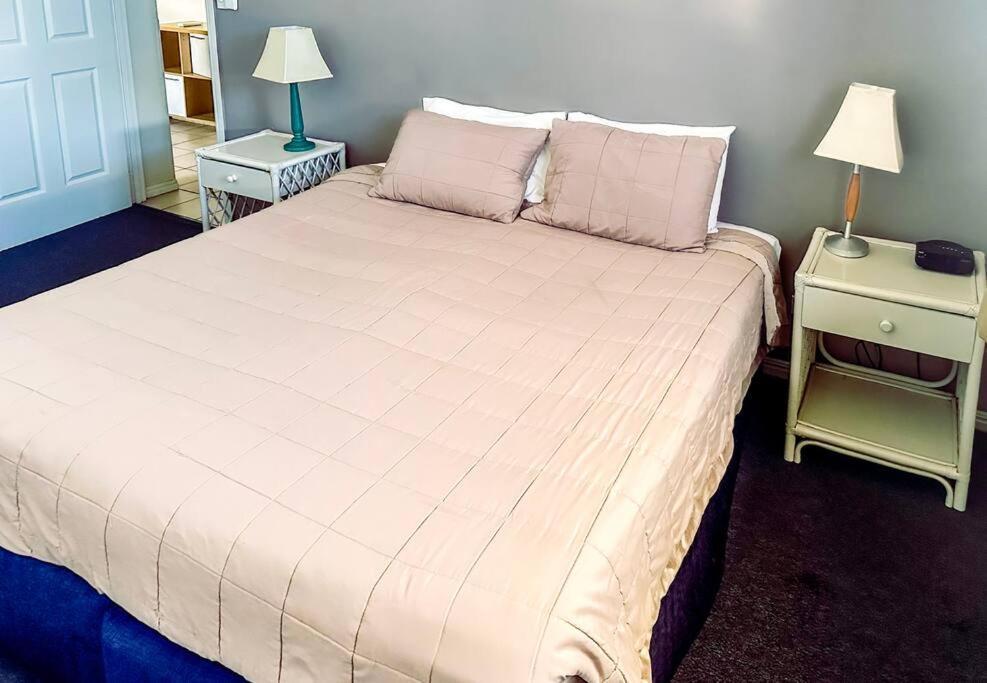 Fantastic Self-contained 1 Bedroom * Cairns