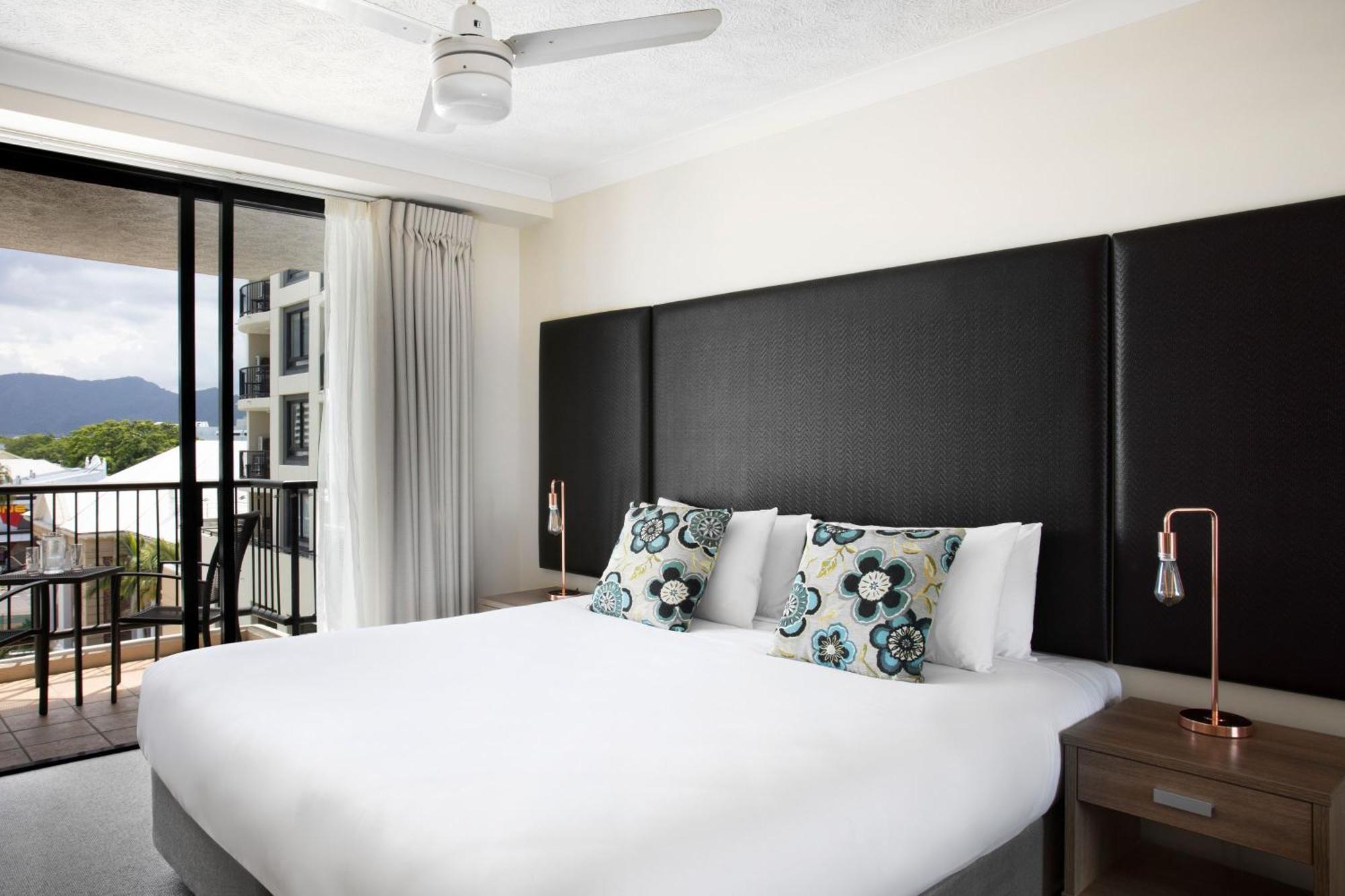 Hotel Mantra Esplanade Cairns