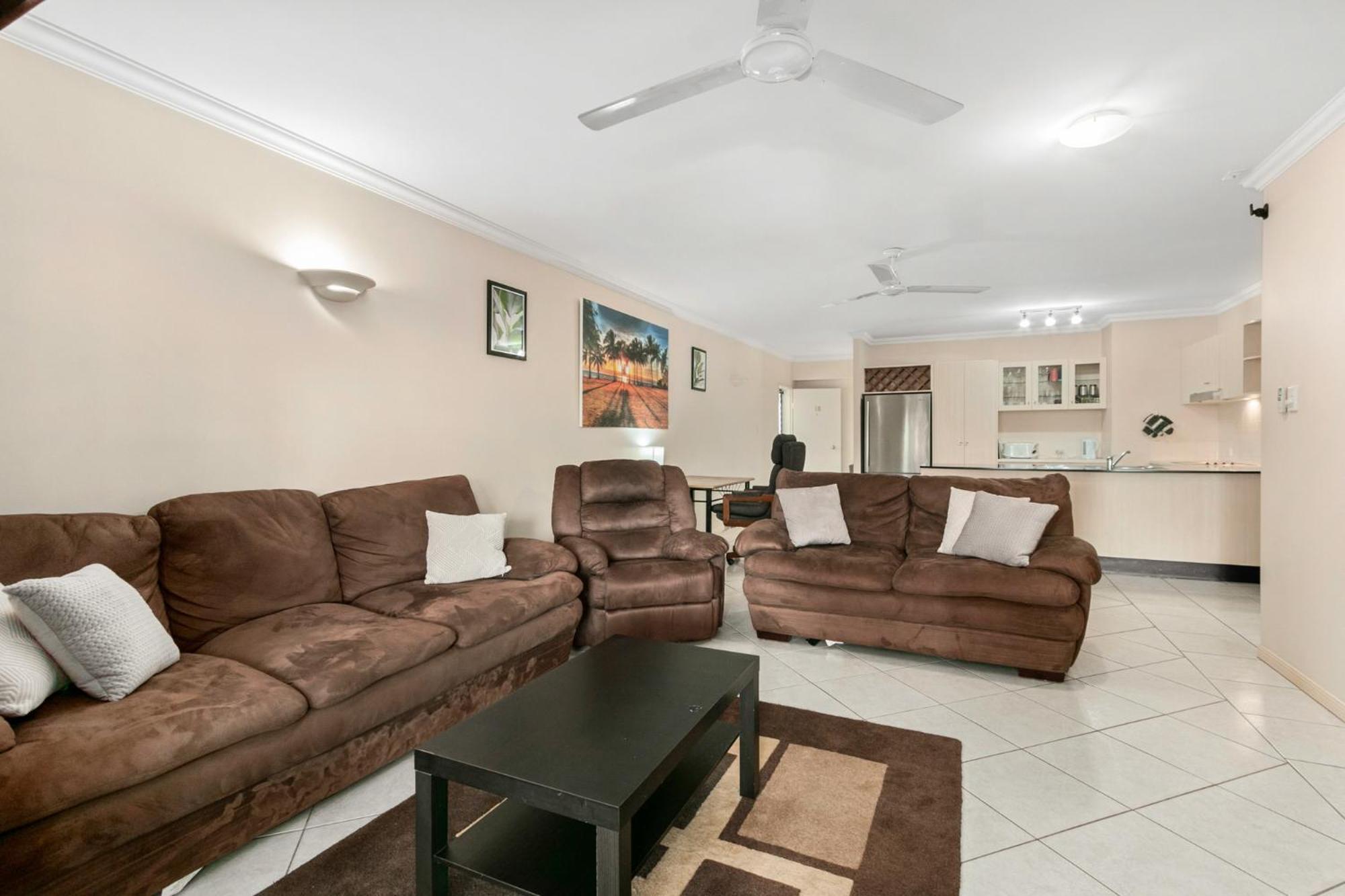 3 Bedroom 2 Bathroom, 5 Minute Walk To Esplanade * Cairns