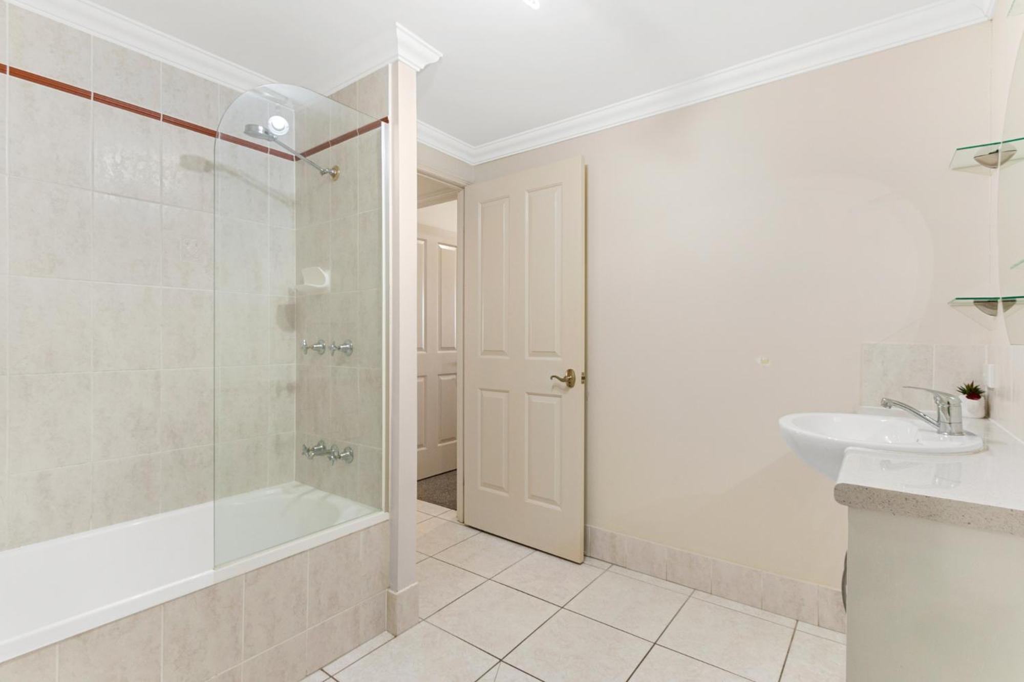 3 Bedroom 2 Bathroom, 5 Minute Walk To Esplanade Apartamento Cairns