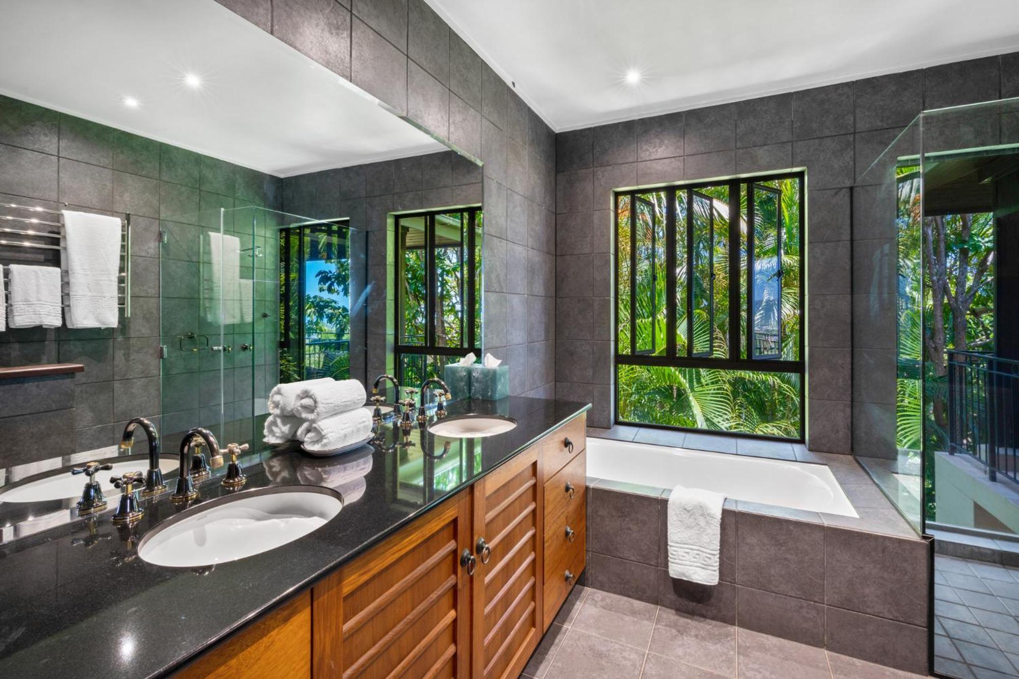 Barong Luxury Overlooking Unrivalled Privacy And Location Search Barongcairns Cairns