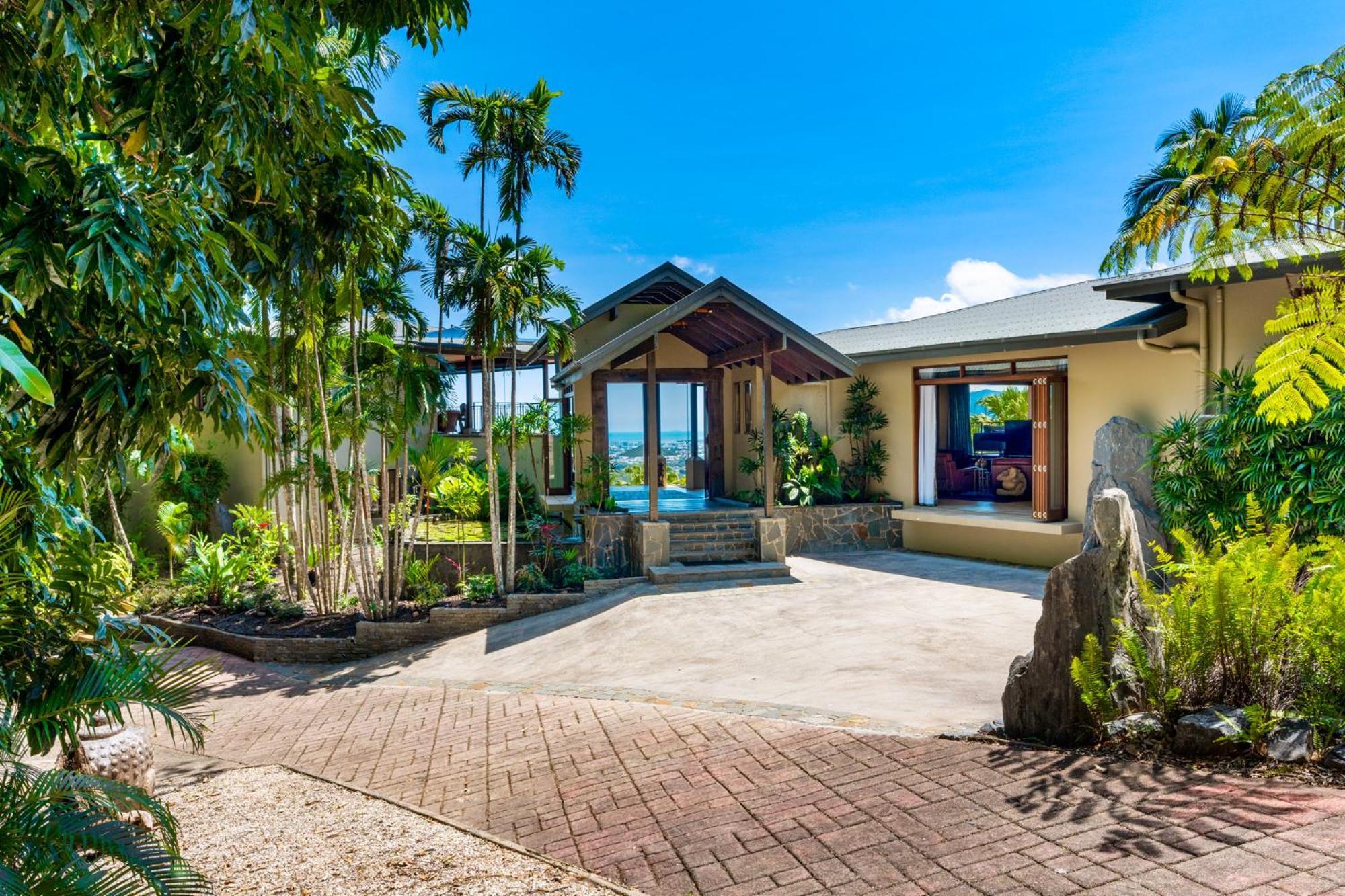 Barong Luxury Overlooking Unrivalled Privacy And Location Search Barongcairns Villa