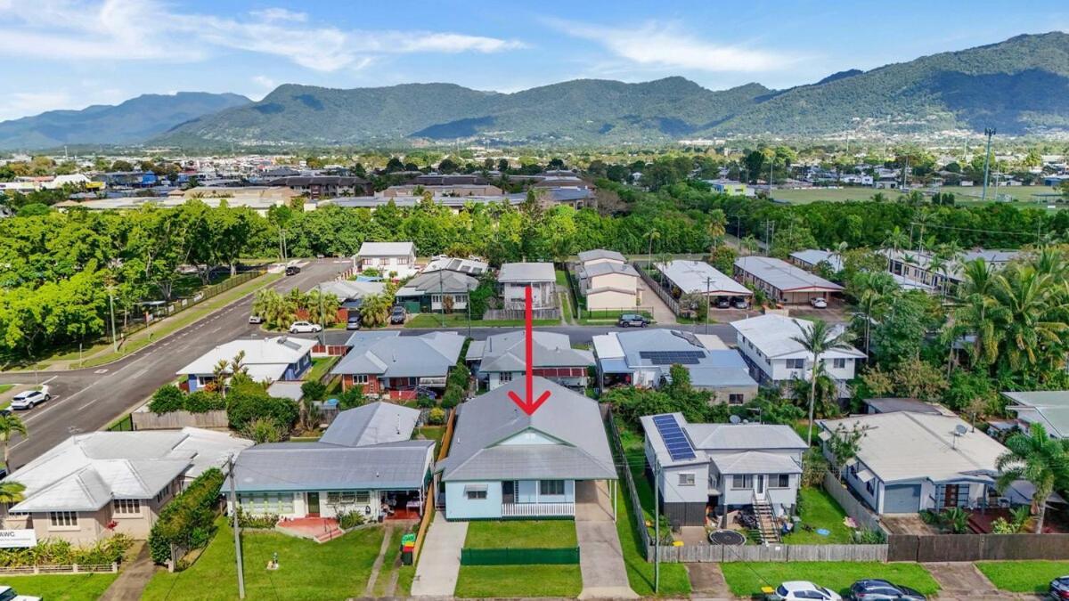 The Oasis - Charming Family Retreat On Fringe Holiday home Cairns