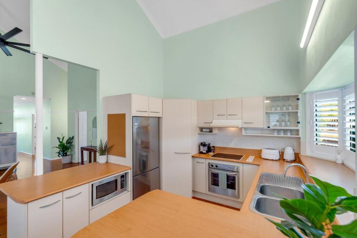 The Oasis - Charming Family Retreat On Fringe Holiday home Cairns