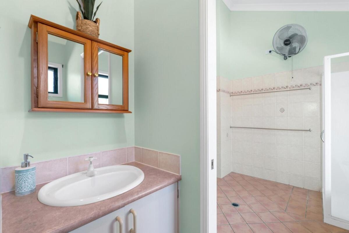 The Oasis - Charming Family Retreat On Fringe Cairns