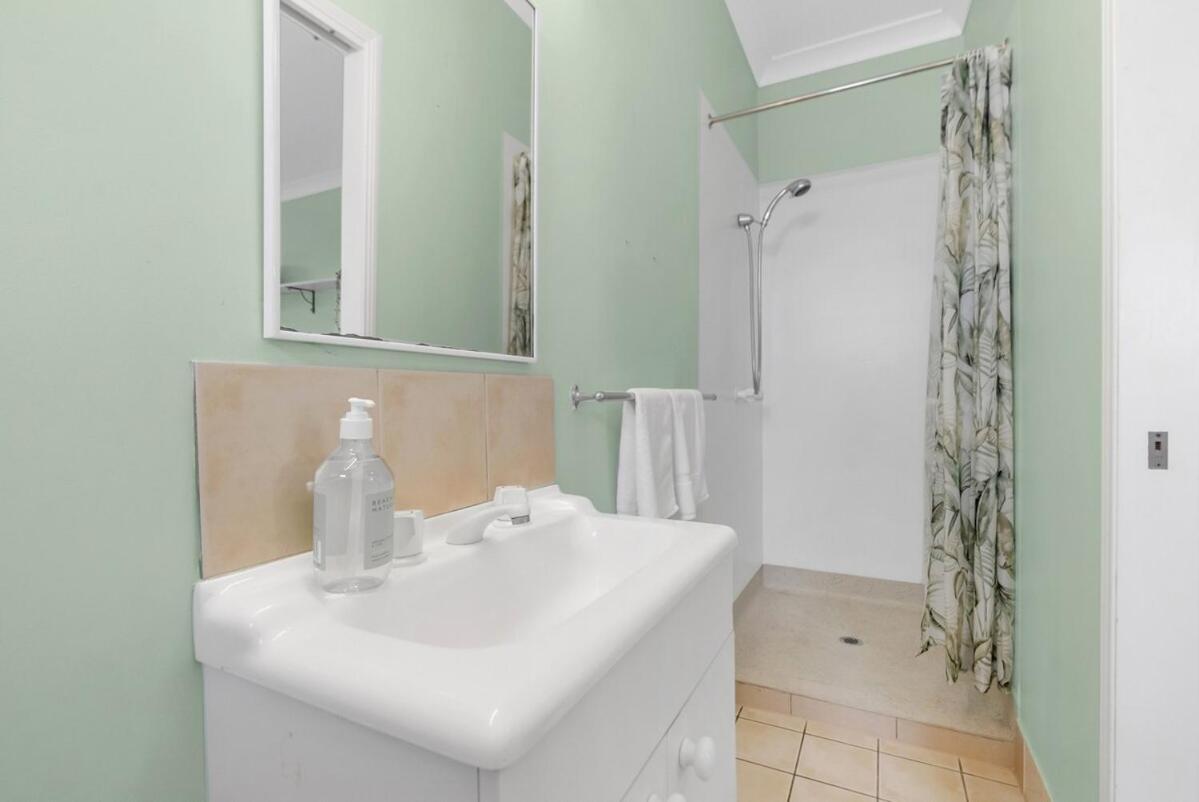 The Oasis - Charming Family Retreat On Fringe Cairns