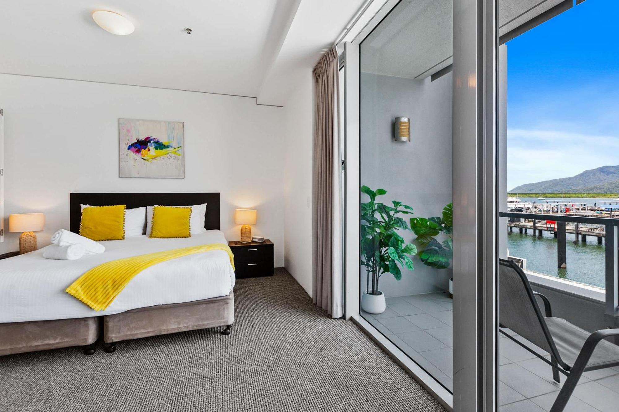 Apartment Reef - Waterfront Pool Sauna & Gym