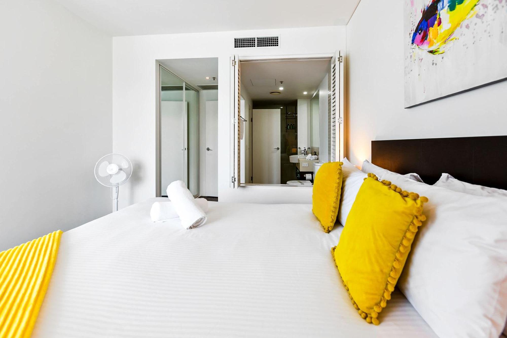 Apartment Reef - Waterfront Pool Sauna & Gym Cairns