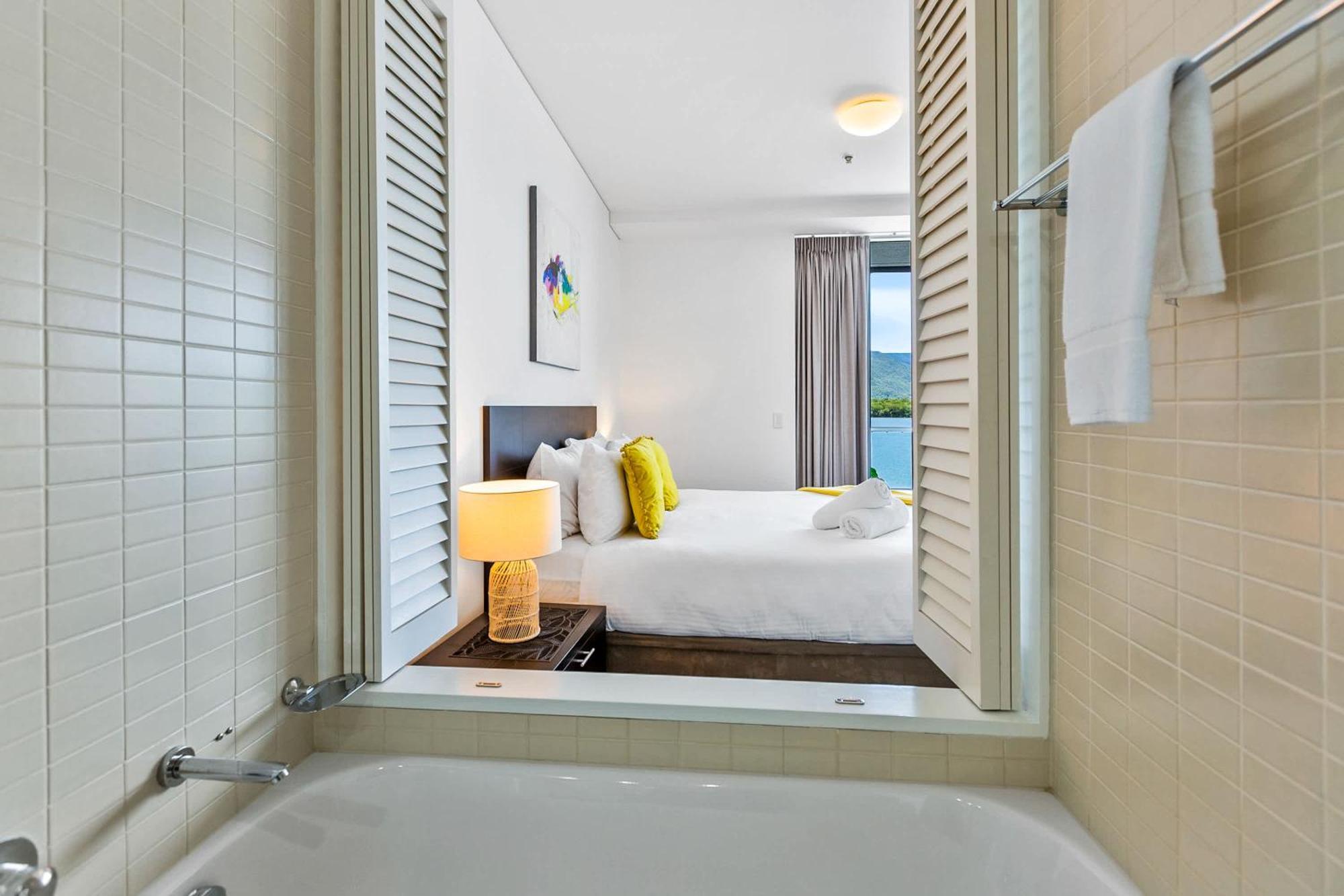 Reef - Waterfront Pool Sauna & Gym Apartment