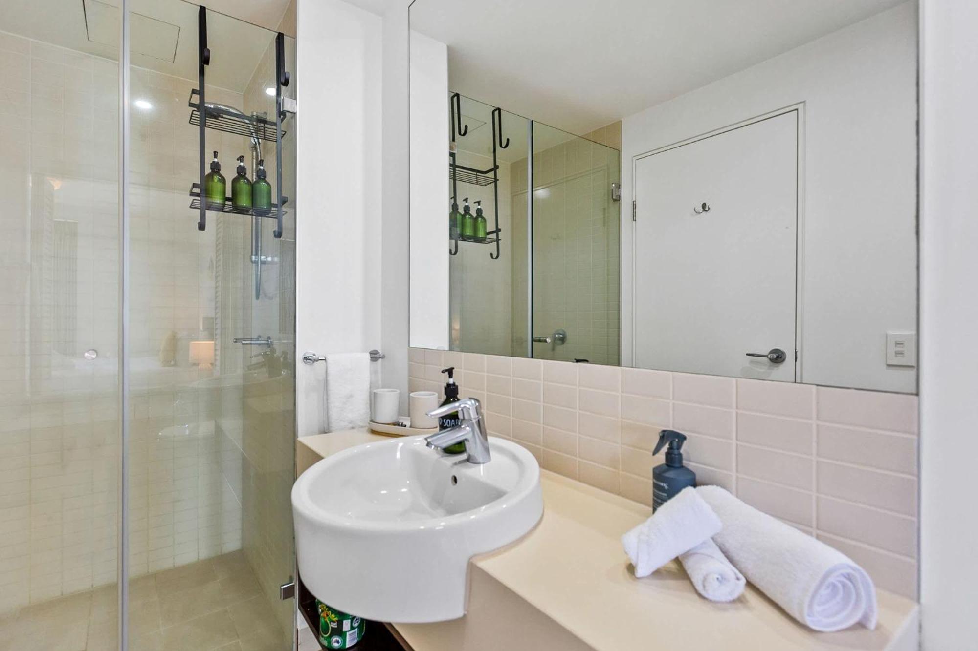 Apartment Reef - Waterfront Pool Sauna & Gym