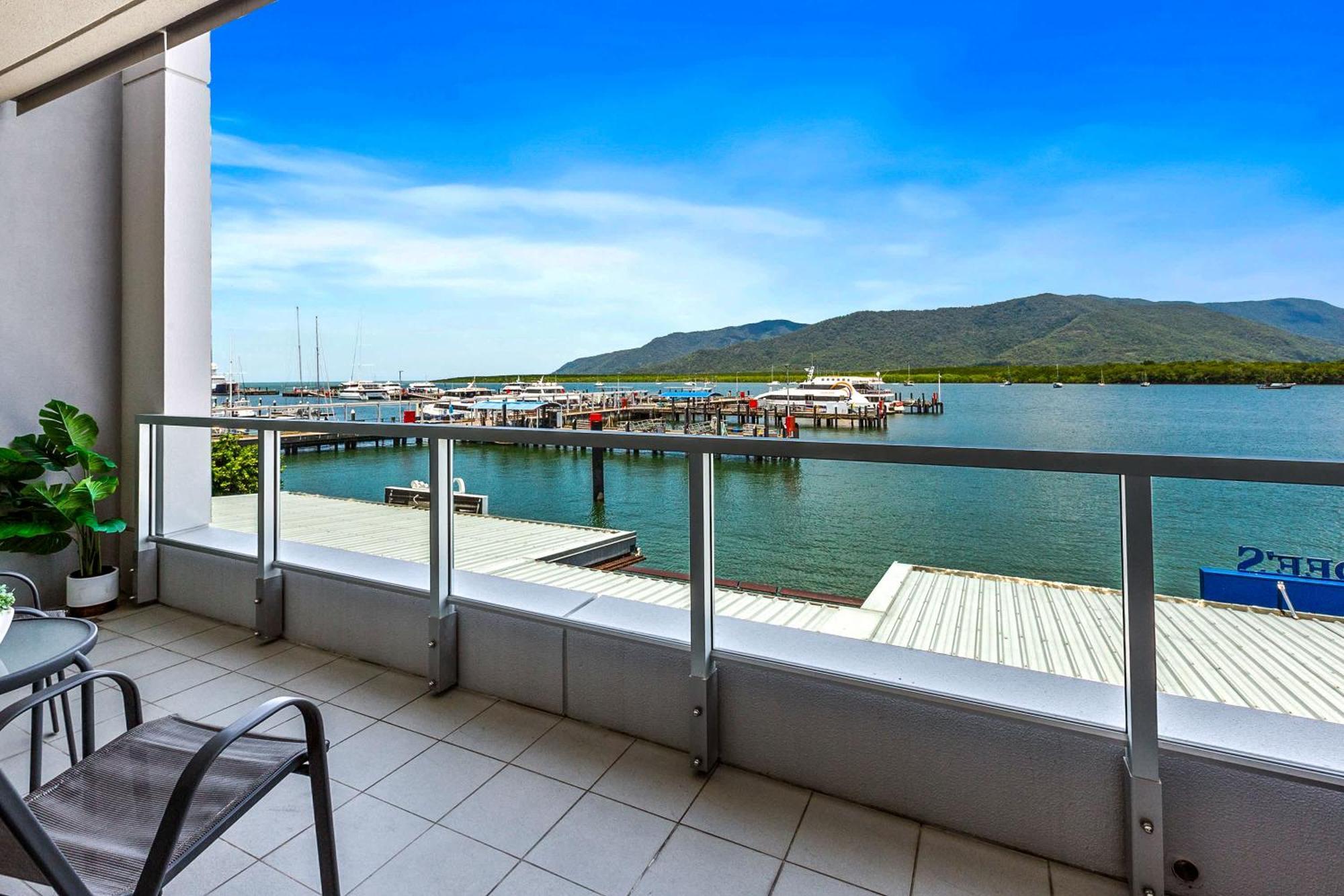 Apartment Reef - Waterfront Pool Sauna & Gym *
