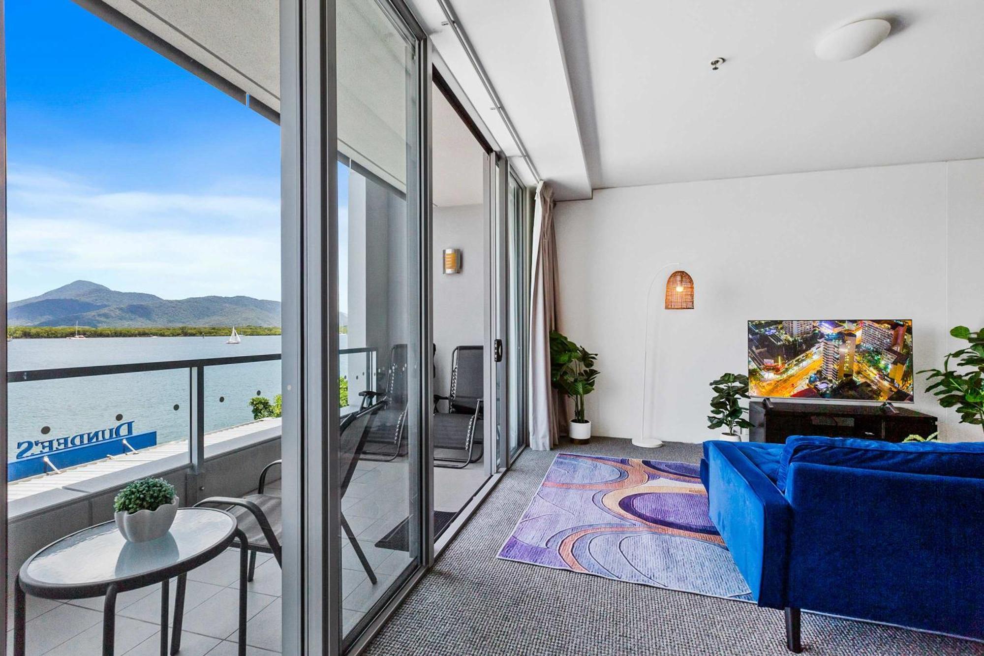 Reef - Waterfront Pool Sauna & Gym Apartment Cairns