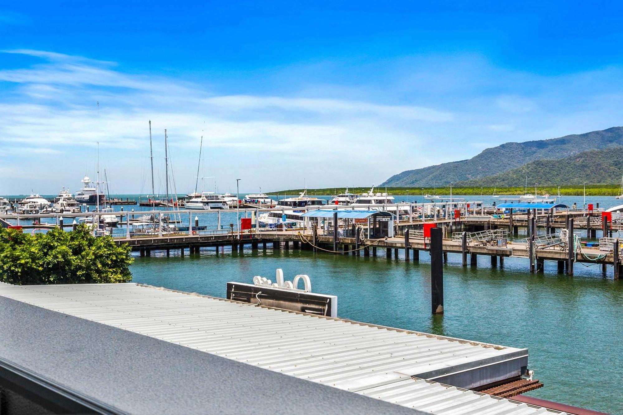 Apartment Reef - Waterfront Pool Sauna & Gym Cairns