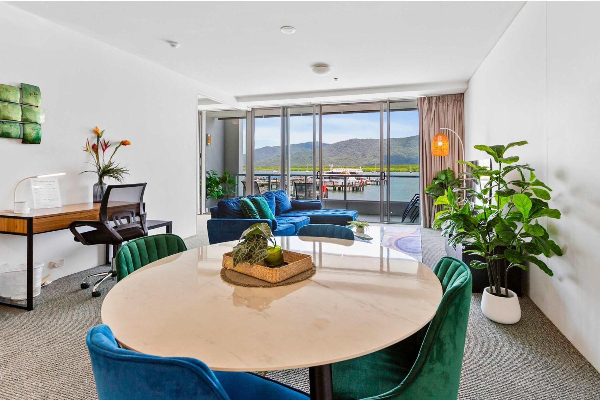 Apartment Reef - Waterfront Pool Sauna & Gym *