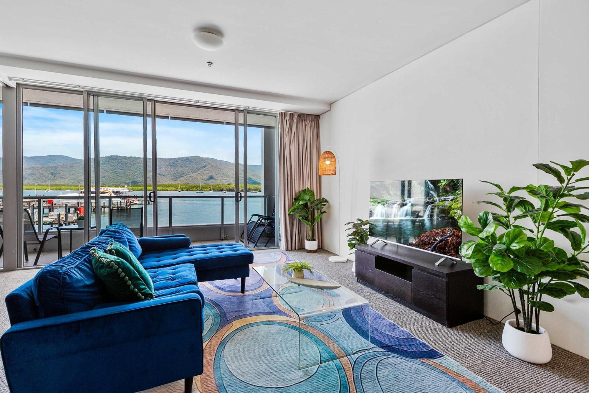 Reef - Waterfront Pool Sauna & Gym Apartment Cairns