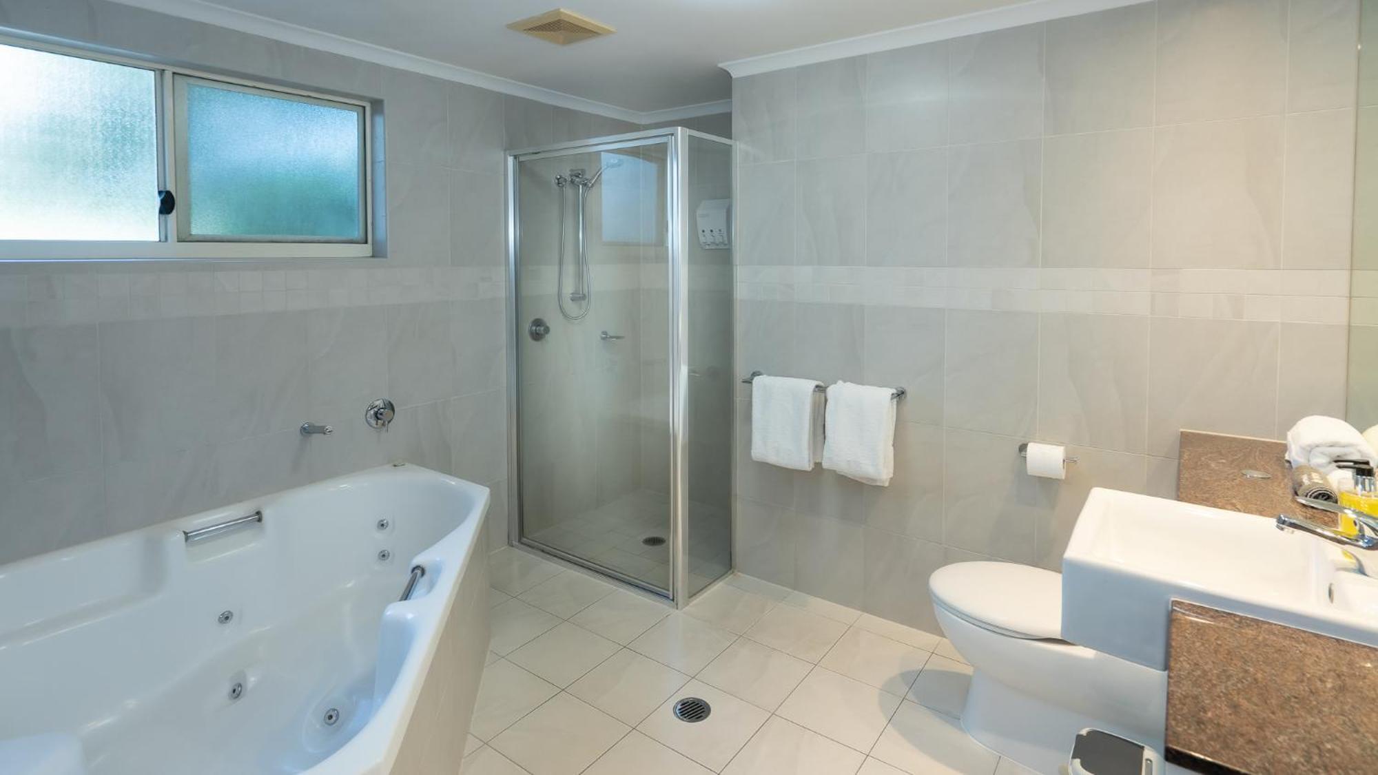 Waters Edge Aparthotel 5*