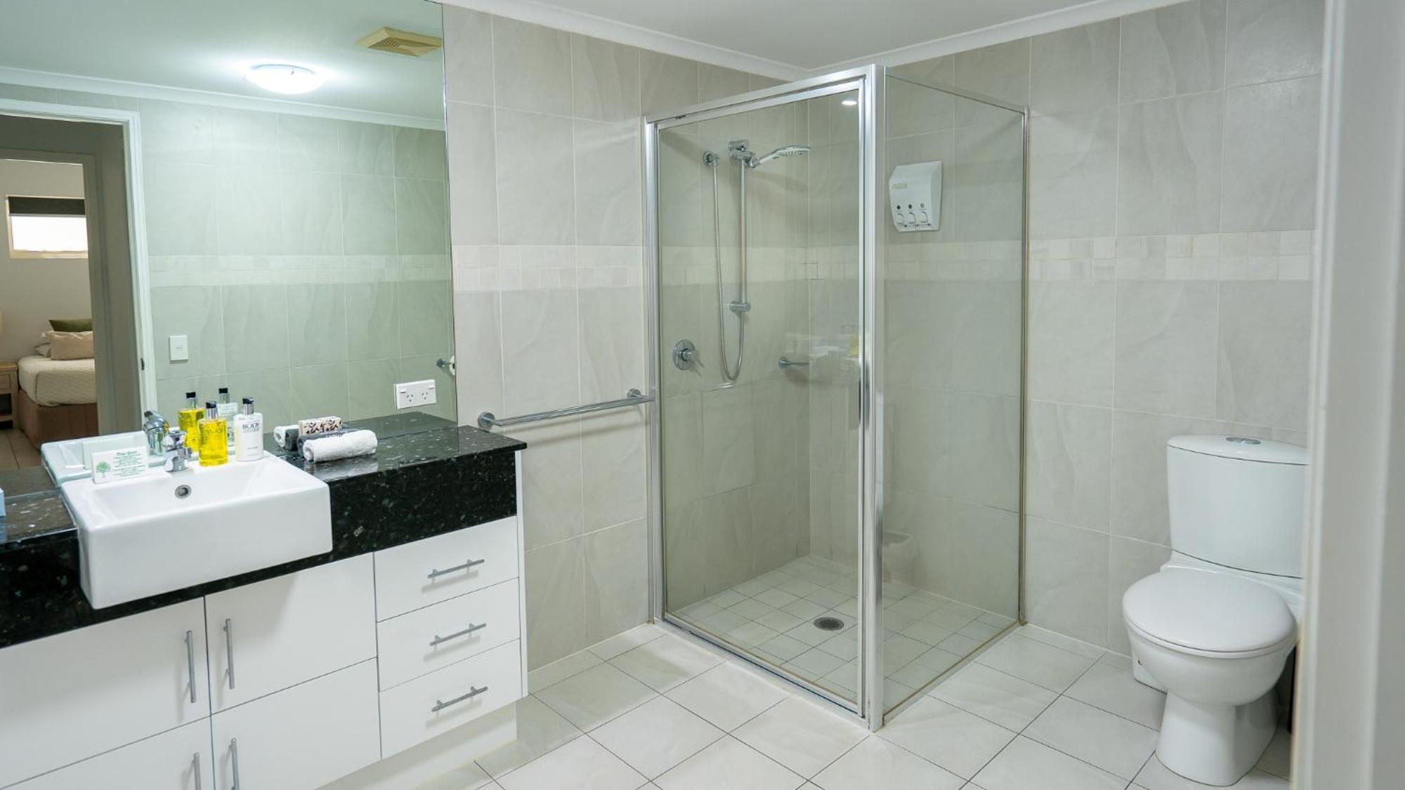 Waters Edge Aparthotel 5*