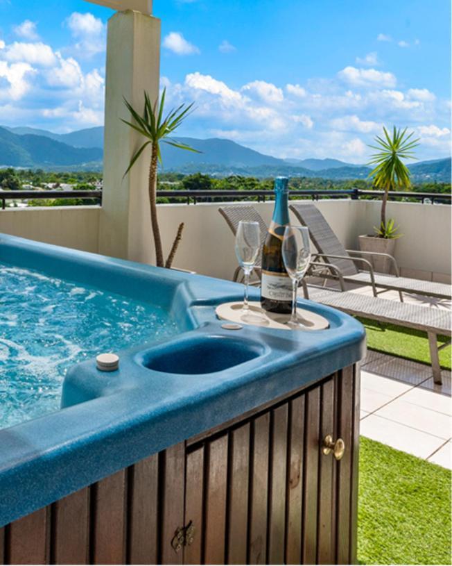 Apartamento Penthouse - Private Rooftop Outdoor Gym, & Tv Area With Sunset & Mountain Views Cairns