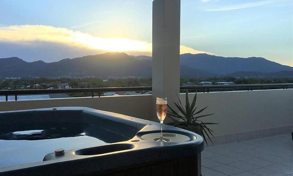Penthouse - Private Rooftop Outdoor Gym, & Tv Area With Sunset & Mountain Views Cairns