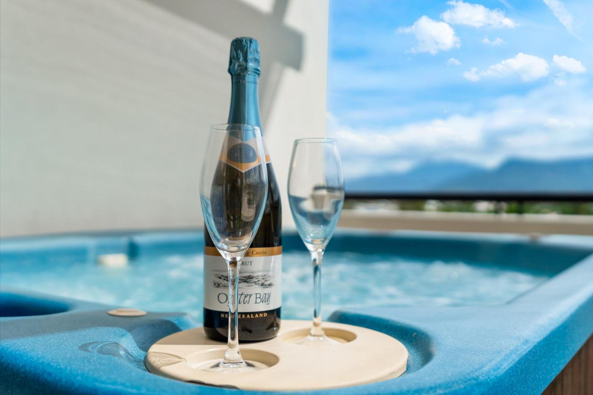 Penthouse - Private Rooftop Outdoor Gym, & Tv Area With Sunset & Mountain Views *