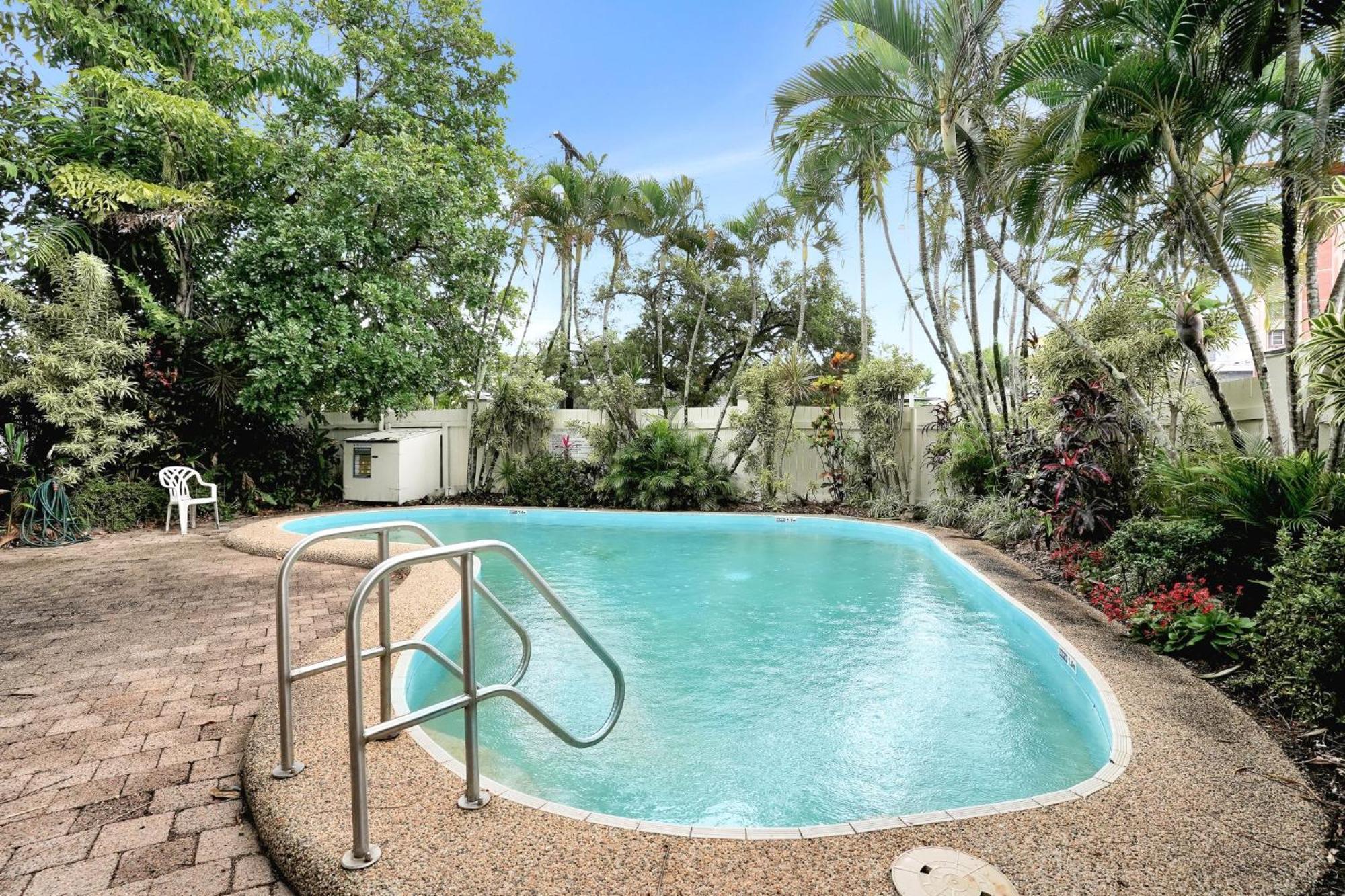 Living On * Cairns