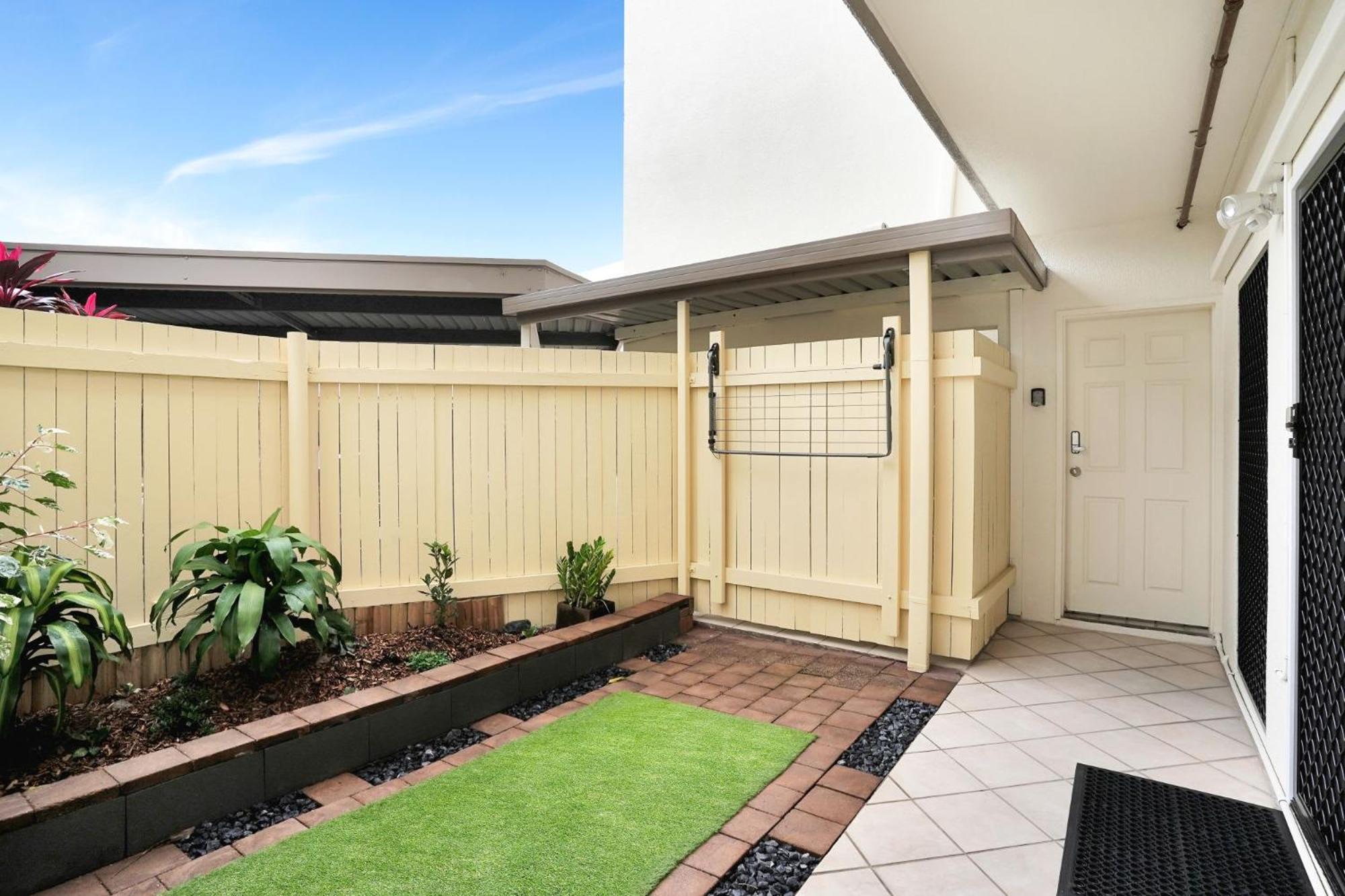Living On Cairns