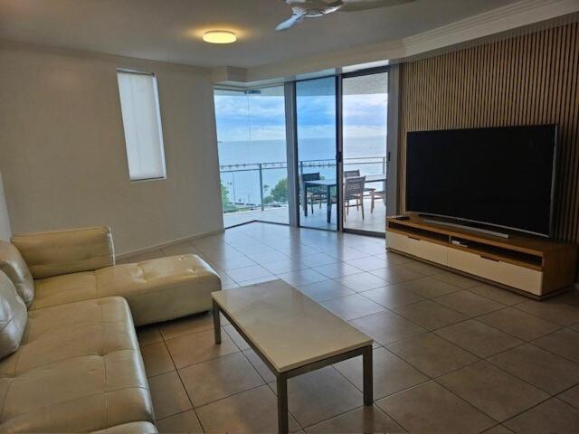 Apartment Ocean View 3-bedroom On The Esplanade *