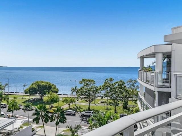 Ocean View 3-bedroom On The Esplanade Cairns